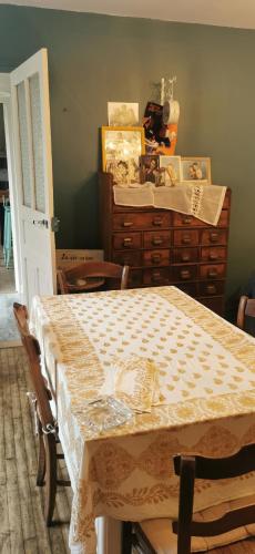 une salle à manger avec une table et une commode dans l'établissement Appartement Séguite 4p, à Arette