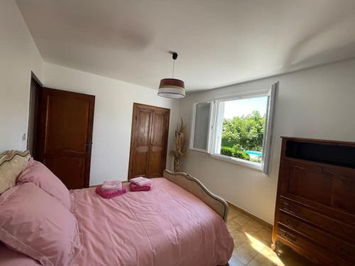 Cama o camas de una habitación en Villa avec piscine et vue somptueuse