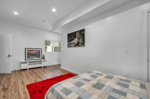 Ένα ή περισσότερα κρεβάτια σε δωμάτιο στο Chic 3-levels Loft-style 2-Bedroom 2-Bathroom condo by Hollywood