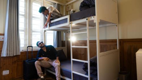 Litera o literas en una habitación de Whoopers Hostel Jibhi