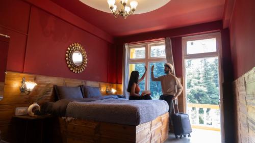 Una cama o camas en una habitación de Whoopers Hostel Jibhi