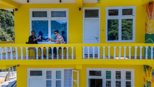 Un balcón o terraza en Whoopers Hostel Jibhi