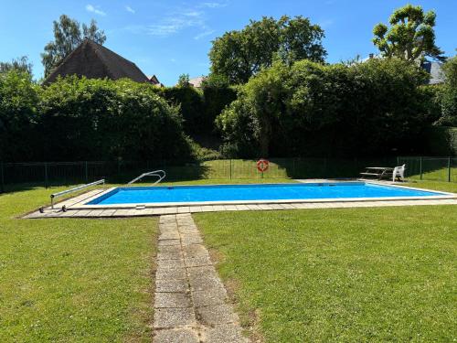 une piscine au milieu d'une cour dans l'établissement Duplex très proche de Deauville Tennis et piscine, à Deauville