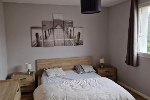 - une chambre avec un lit et une photo de pont dans l'établissement Refuge Urbain Chic avec Balcon, à Saint Lo