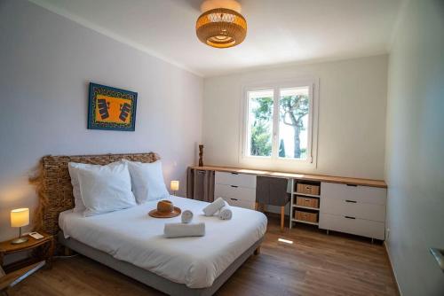 une chambre avec un lit, un bureau et une fenêtre dans l'établissement Villa NOSSÌ BÈ, à Carqueiranne