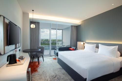 Postel nebo postele na pokoji v ubytování HARRIS Hotel & Convention Cibinong City Mall Bogor