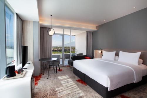Ένα ή περισσότερα κρεβάτια σε δωμάτιο στο HARRIS Hotel & Convention Cibinong City Mall Bogor