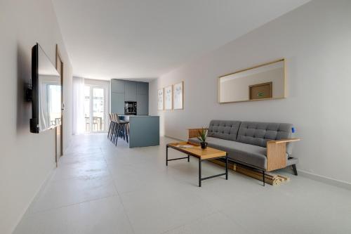 グジラにあるChic Penthouse Steps from the Promenadeのソファとテーブルのあるリビングルーム