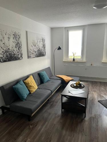 a living room with a couch and a table at Seyfarthrooms - Crimmitschau 4 - 110qm, über 2 Etagen, zentral gelegen in Crimmitschau