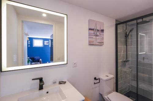 Koupelna v ubytování La Maritime - Vue port, 50 m de la plage de la baie