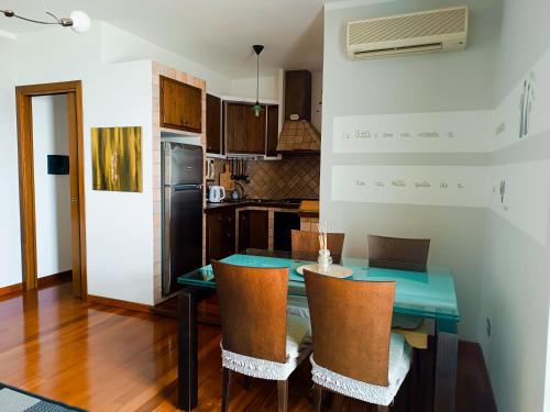A kitchen or kitchenette at Appartamento Incantevole La Coccola