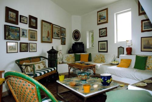 a living room with a couch and a table at La Limonaia a mare in Ponza