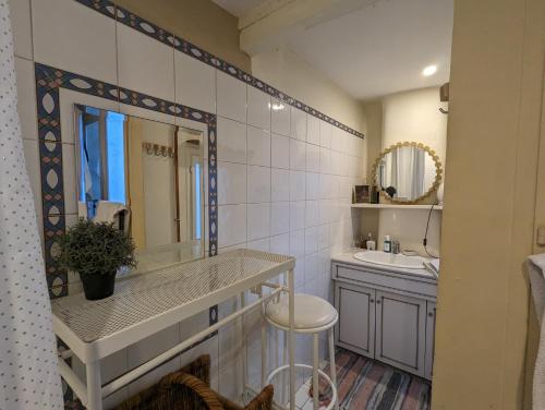 une salle de bain avec un lavabo et un miroir dans l'établissement Loft authentique et bohème - Montorgueil, à Paris