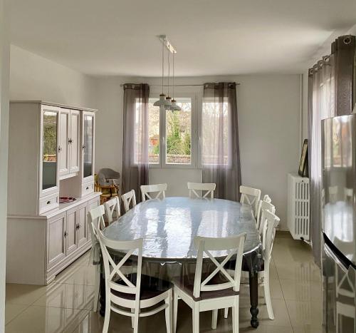 une salle à manger avec une table et des chaises dans l'établissement La Maison du Canal d’Ay, à Ay