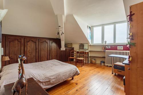 une chambre avec un lit et un bureau avec une chaise dans l'établissement Grand appartement en plein centre de Biarritz, à Biarritz