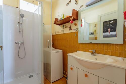une salle de bain avec un lavabo, une douche et des toilettes dans l'établissement Grand appartement en plein centre de Biarritz, à Biarritz
