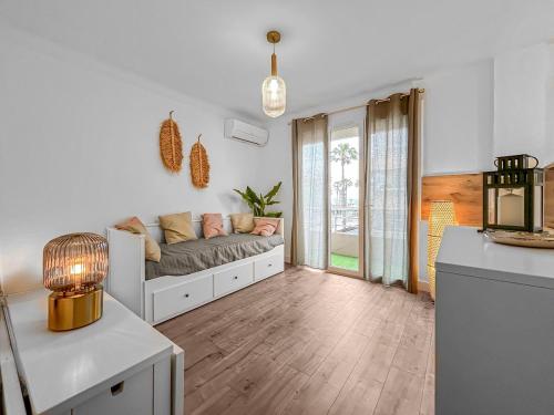 un salon avec un canapé et une table dans l'établissement Confort et Vue sur Mer à Canet, à Canet