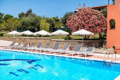 สระว่ายน้ำที่อยู่ใกล้ ๆ หรือใน Marietta's Resort by Konnect, Gouvia Corfu