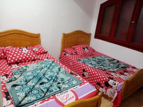 two beds sitting next to each other in a bedroom at مرسي مطروح in Marsa Matruh