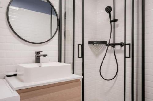 une salle de bain avec un lavabo et une douche avec un miroir dans l'établissement Sublime T4 au cœur du Panier proche du Vieux Port - 13EVE, à Marseille