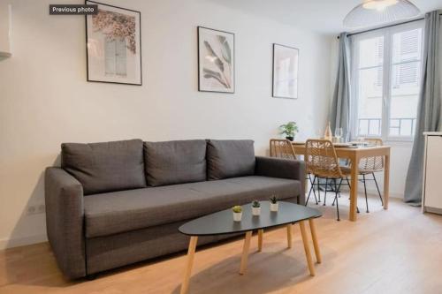 un salon avec un canapé et une table dans l'établissement Sublime T4 au cœur du Panier proche du Vieux Port - 13EVE, à Marseille