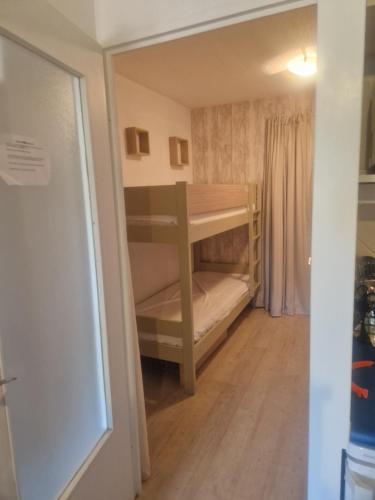 Cette petite chambre comprend des lits superposés. dans l'établissement domaine de valescure, à Saint-Raphaël