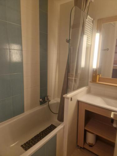 une salle de bain avec douche et lavabo dans l'établissement domaine de valescure, à Saint-Raphaël