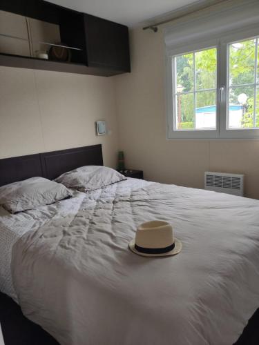 un chapeau assis au-dessus d'un lit dans l'établissement Camping Mayet-de-Montagne, à Mayet-de-Montagne