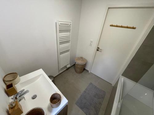 une salle de bain blanche avec un lavabo et une douche dans l'établissement Superbe appart neuf centre ville 6 personnes calme avec jardin, à Sainte-Maxime