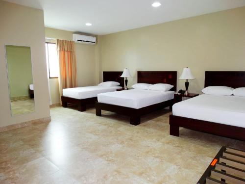 Giường trong phòng chung tại Hotel Marvento Suites
