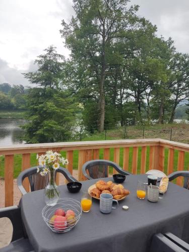 - une table noire avec de la nourriture et des boissons sur une terrasse dans l'établissement Camping Mayet-de-Montagne, à Mayet-de-Montagne