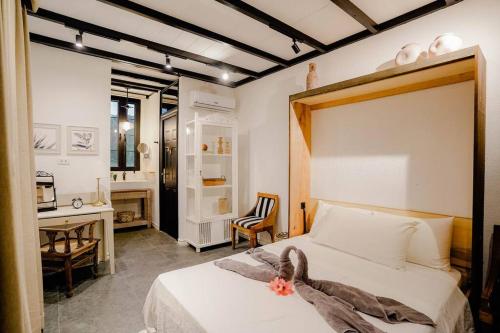 大雅台Nami Carolina, Your Weekend Home near Tagaytay的一间带大床和书桌的卧室