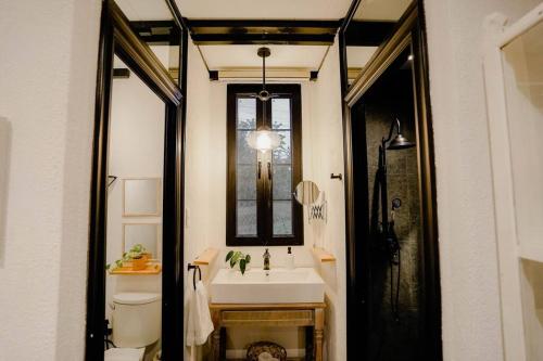 大雅台Nami Carolina, Your Weekend Home near Tagaytay的浴室里有洗手池和镜子