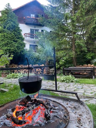 a pot on top of a fire pit at Apartament Pensiunea Liziera in Buşteni