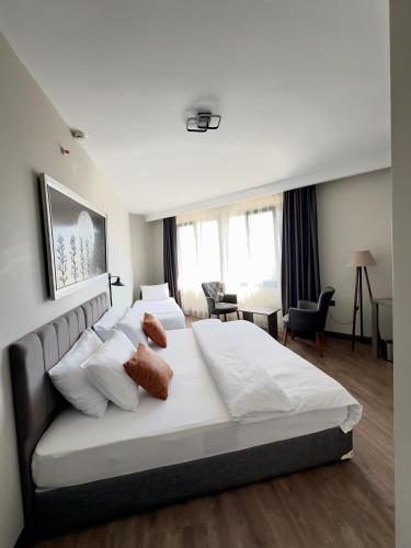 Postel nebo postele na pokoji v ubytování Grand royal hotel