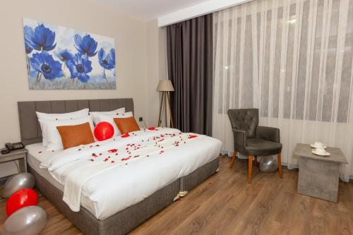 Postel nebo postele na pokoji v ubytování Grand royal hotel