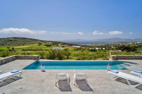 Bazén v ubytovaní La Vitalite Luxury Villa Mer in Paros alebo v jeho blízkosti