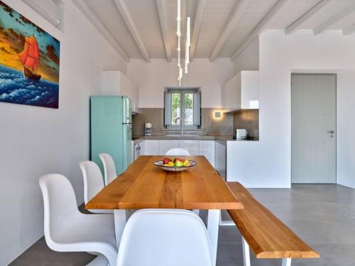 Кухня или мини-кухня в La Vitalite Luxury Villa Mer in Paros
