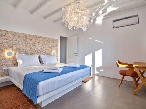 Кровать или кровати в номере La Vitalite Luxury Villa Mer in Paros