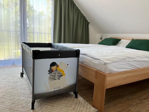 Una cama o camas en una habitación de Hnízdo Na Hůrce