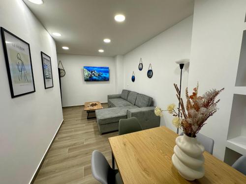 - un salon avec une table et un canapé dans l'établissement Academy's Modern Apartments By Aesthetic & Luxurious Living, à Athènes