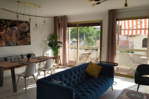 un salon avec un canapé bleu et une table dans l'établissement Marseille Mazargues St Anne, à Marseille