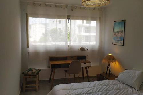 - une chambre avec un bureau, un lit et une fenêtre dans l'établissement Marseille Mazargues St Anne, à Marseille