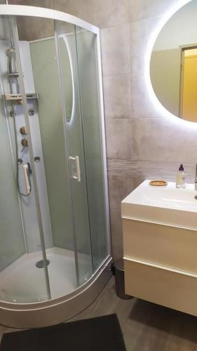 une salle de bain avec douche et lavabo dans l'établissement Marseille Mazargues St Anne, à Marseille