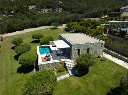 Piscine de l'établissement U San Daniellu villas et chambres ou située à proximité