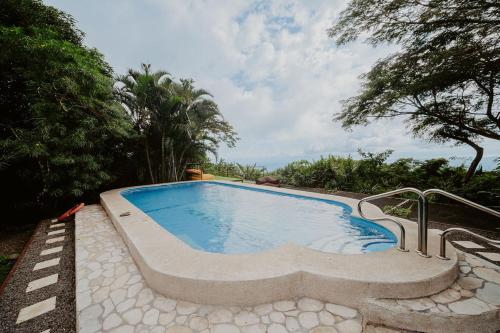 a large swimming pool in a yard at Lodge Mirador - Great Swimming pool - Kitchen - BBQ - Netflix in Tajo Alto