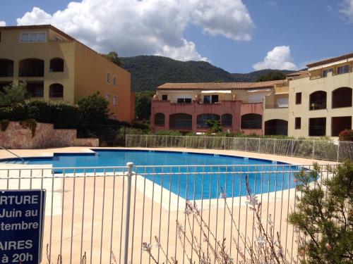 - une piscine en face de certains bâtiments dans l'établissement Les Lavandiers appartement rénové totale avec climatisation, à Cavalaire-sur-Mer