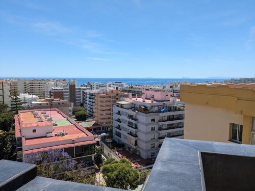eine Luftaufnahme einer Stadt mit Gebäuden in der Unterkunft Apartamentos con vistas y terraza en Marbella in Marbella