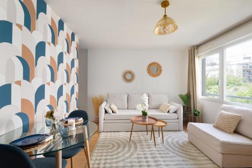 un salon avec un canapé et une table dans l'établissement Grand T1, 3 pers, à 8min de Paris, métro 13 et 14 