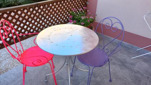 a table and two chairs sitting next to a table at Maison Belle Époque & suites in Oristano